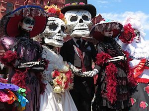 Altares y ofrendas tradicionales del Día de Muertos en México