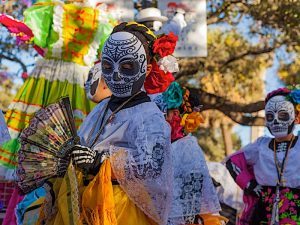 Ofrenda colorida por el Día de los Muertos en México