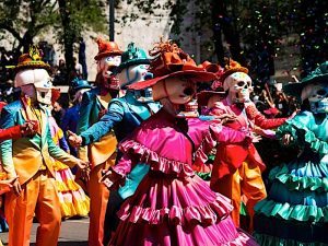 Ofrenda del Día de Muertos con calaveras de azúcar y flores de cempasúchil