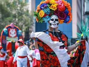 Ofrenda de Día de Muertos con Calaveras y Flores de Cempasúchil