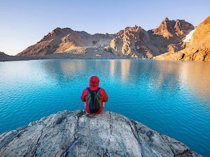 Vista panorámica de los lagos cristalinos en la región de Patagonia, rodeados de montañas y vegetación