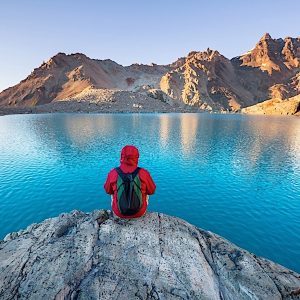Vista panorámica de los lagos cristalinos en la región de Patagonia, rodeados de montañas y vegetación