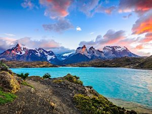Paisaje de la Patagonia con vista a un lago y montañas al fondo durante un cruce de lagos