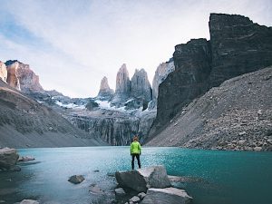 Vista panorámica del cruce de lagos en la región de Patagonia