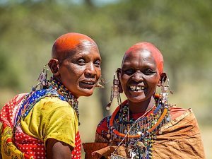 Tribu Masái en Kenia vistiendo vestimentas tradicionales