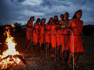 Mujer de tribus de Kenia con vestimentas tradicionales
