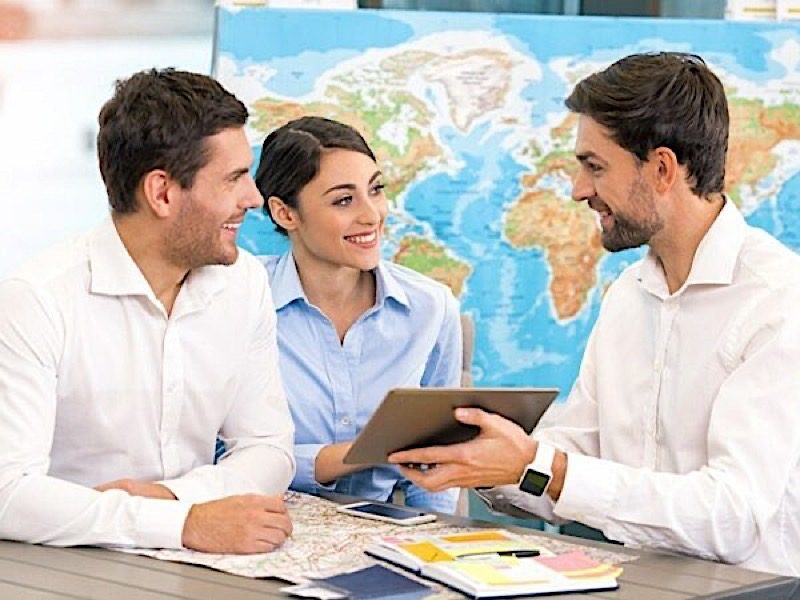 Agencia de viajes planeando vacaciones